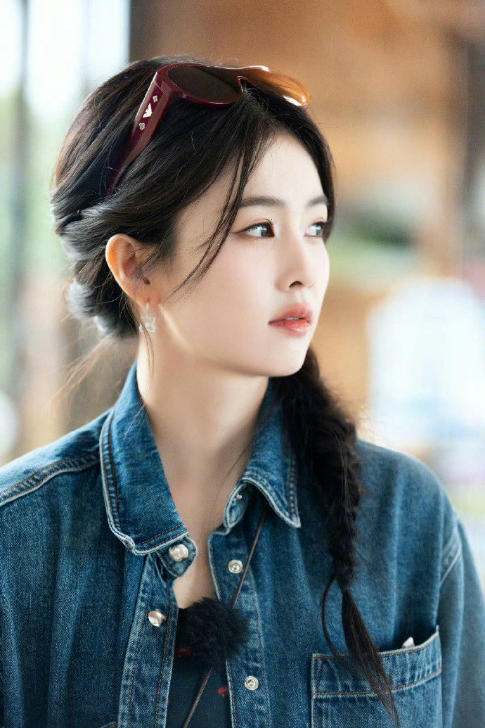 只有白鹿一个人自恋 白鹿和王鹤棣的壁纸话题太搞笑，一个敢说，一个敢拆台，轻松的氛