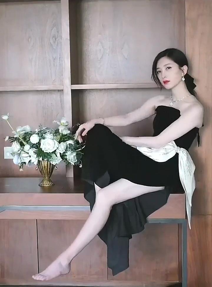 江疏影颜值超高太美了[比心][赞][送自己一朵花]娱乐 颜值高 美腿控 美 魅力