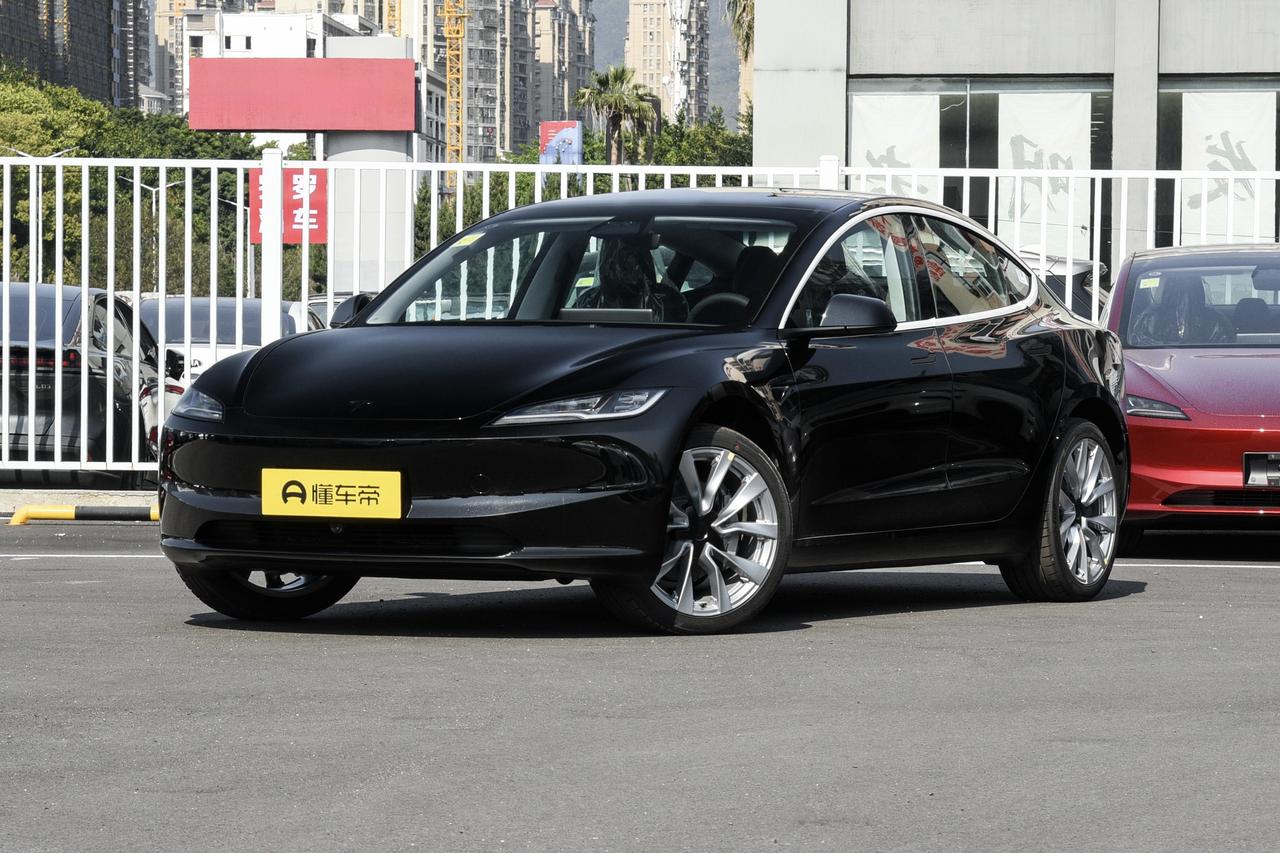 新车讨论：Model 3
Model 3 的车漆质感挺不错，快银、白色都很干净高