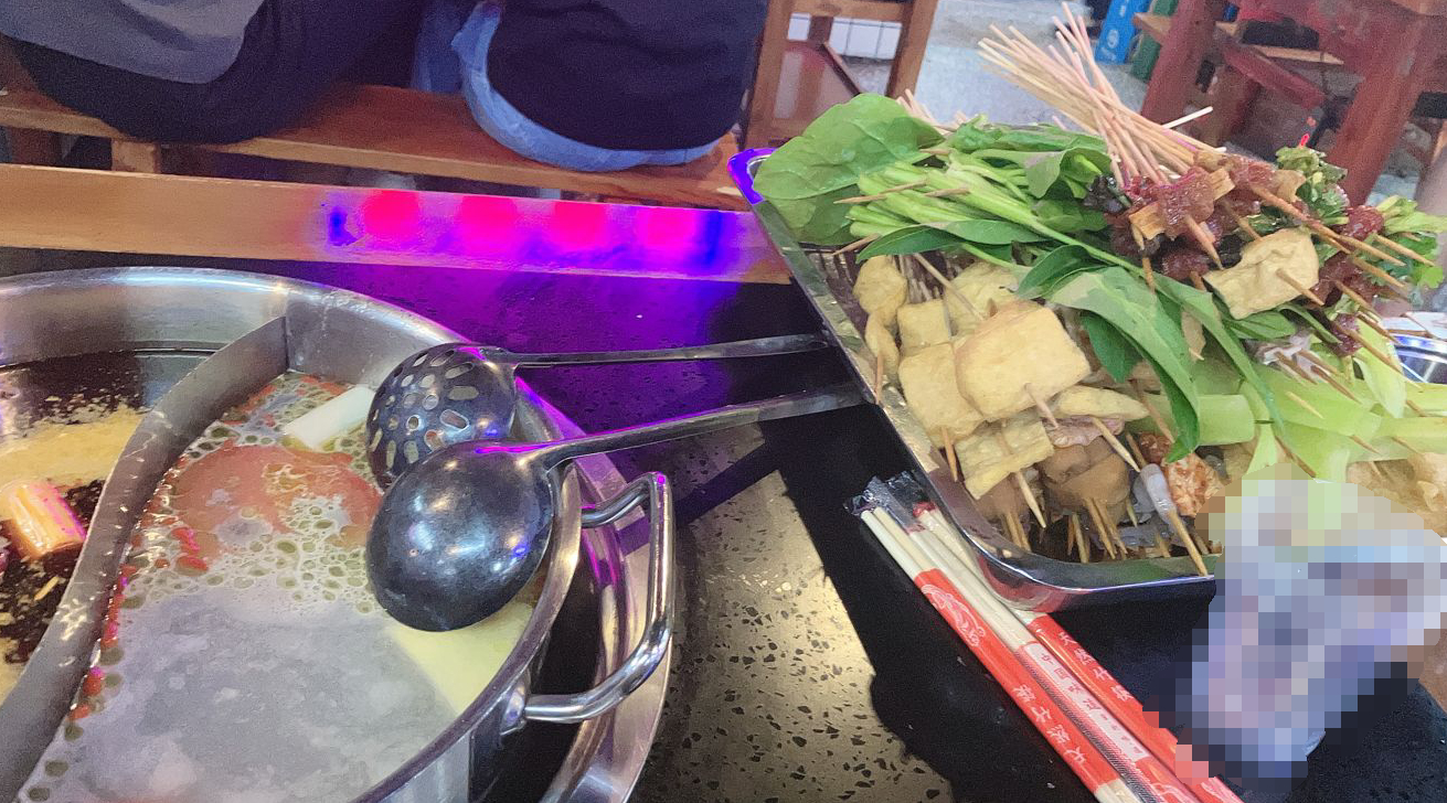 明天就要回广州了，晚上我妈和我妹说一起出去吃饭，问我吃什么，我说随便吧你们想吃什