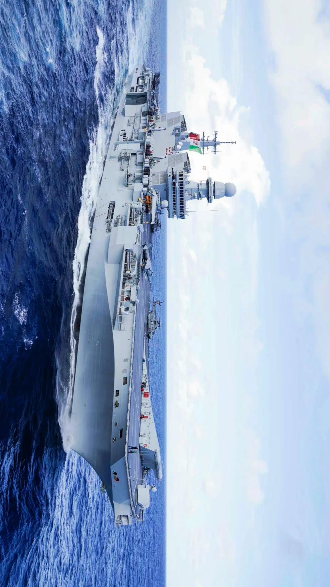意大利🇮🇹海军加富尔号航空母舰，2009年6月10日服役，满载排水量2.7万
