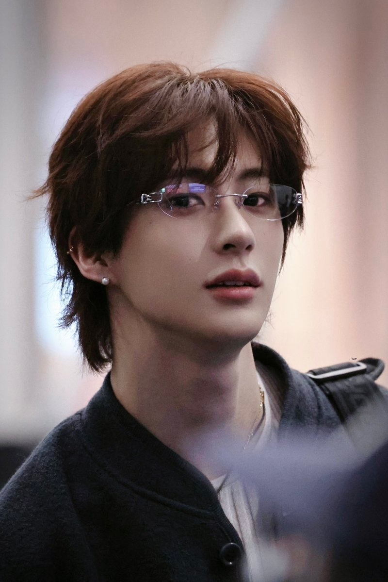 RIIZE Anton今日份机场饭拍，戴上眼镜就疯狂散发性感魅力