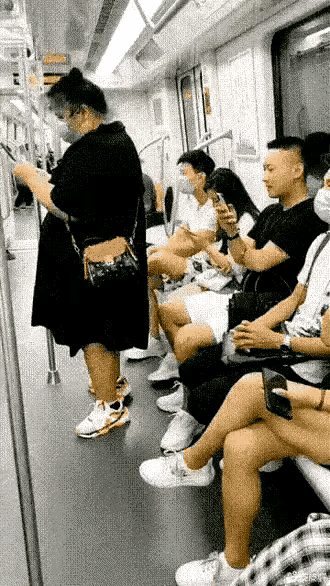地铁上女子晃倒扑进怀里，小伙的举动，太有分寸

地铁车厢一晃，胖妞没站稳，直接倒