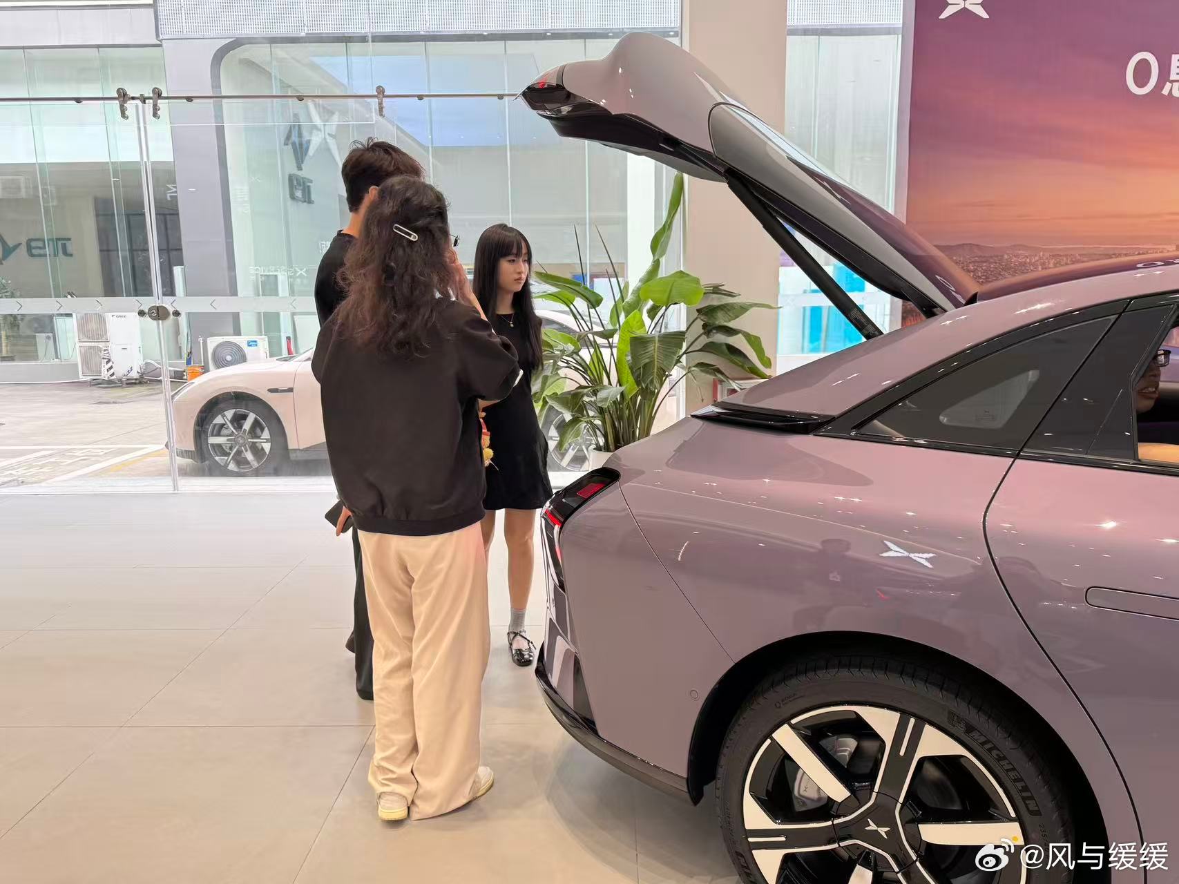 宝子们！周末还没想好去哪儿晃悠的，听我的，直接冲小鹏门店准没错！别问为啥，主打一