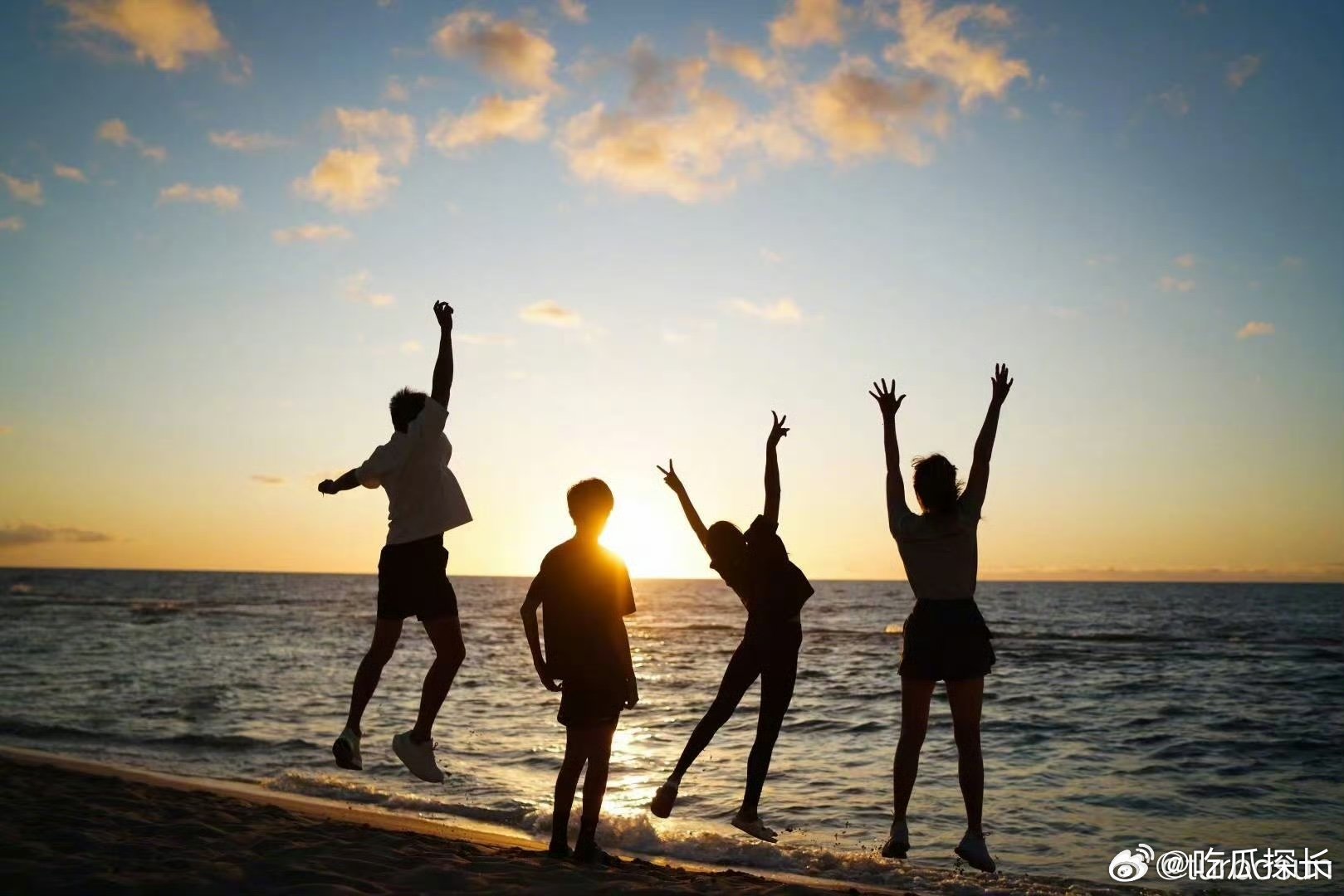 孙俪邓超一家四口海边背影照孙俪一家四口海边夕阳背影照孙俪分享的7月海边时刻，一家