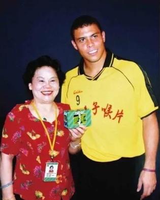 2003年，罗纳尔多来到中国，一个富婆对他说：“只要你陪我吃顿饭，我就给你30万