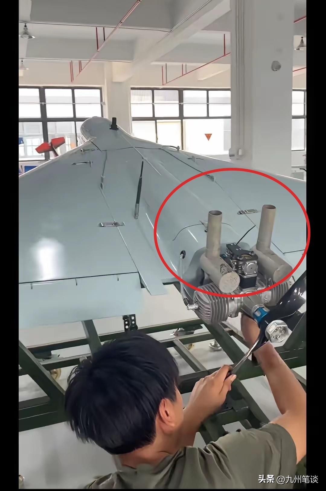 不懂就问，中国民用工厂手搓的小摩托无人机发动机后面上方的两根管子是干什么的？加油