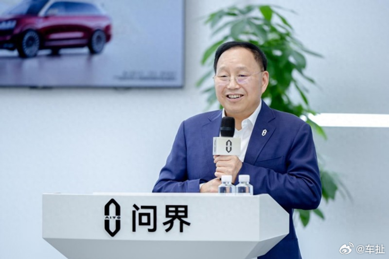 在赛力斯股东会上，董事长张兴海明确表态，问界坚持高端造车的三大承诺不会动摇。他表