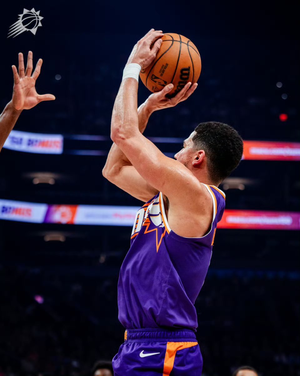 说实话，我真的不记得上次布克单节20分是啥时候了。今天那个记忆里得分如砍瓜切菜一