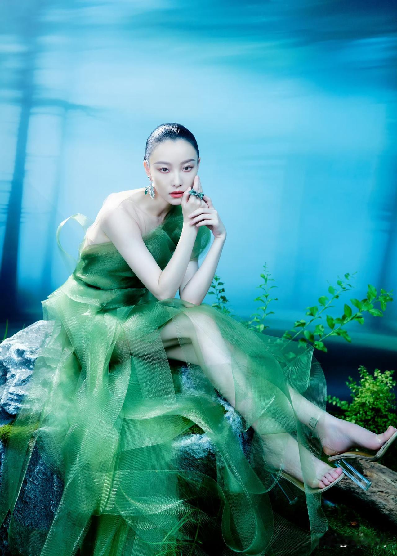 倪妮版绿野仙踪啊，本身就是冷白皮，穿上绿色纱裙后简直白到发光发亮，简直就是仙女下