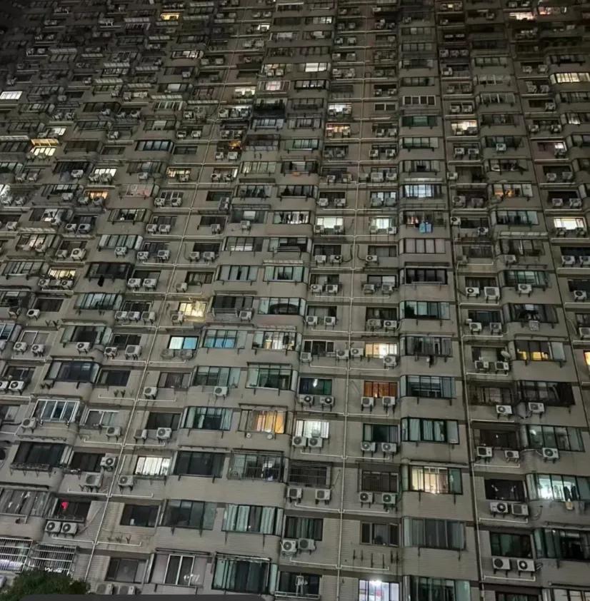 这不是香港是上海的内环虽然建筑有些年头了但是每扇窗户后面都价值1000万
你怎么