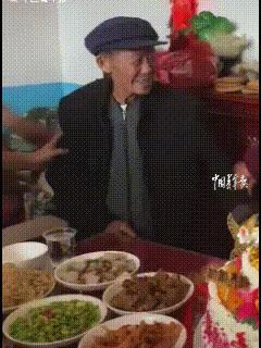 上饶，八十岁的奶奶过生日，活脱脱一位热情不减的“小公主”。爷爷捧着精心准备的礼物