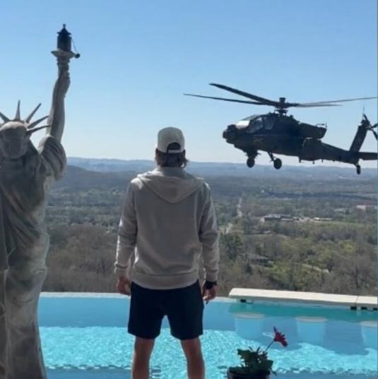 特朗普还是太体贴了，士兵开军机追星他都可以公开说情！

前几天，几名美军陆军飞行