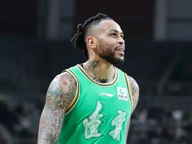 沈阳罗德曼大莫全场投篮6中2，得到4分21篮板6助攻1抢断2盖帽。辽宁男篮战胜广