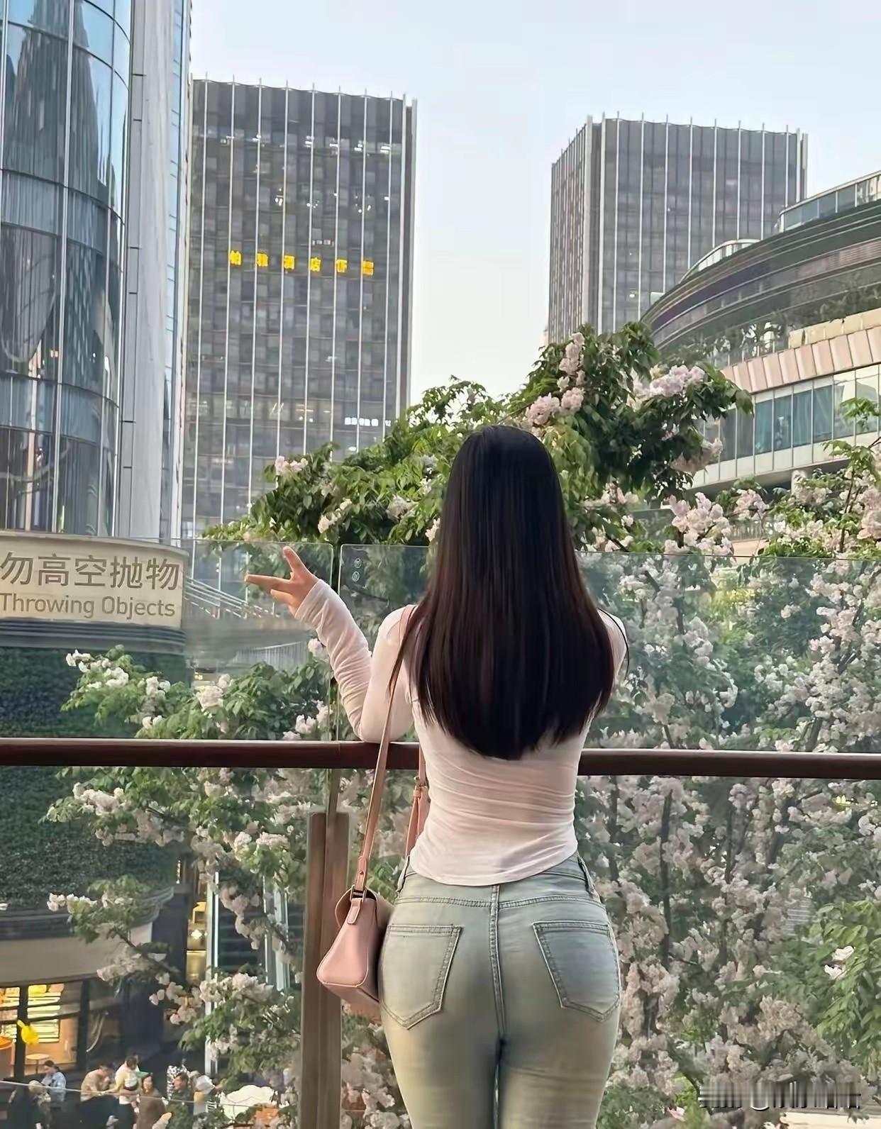 城市绿洲中的少女，背对镜头，眺望繁华。