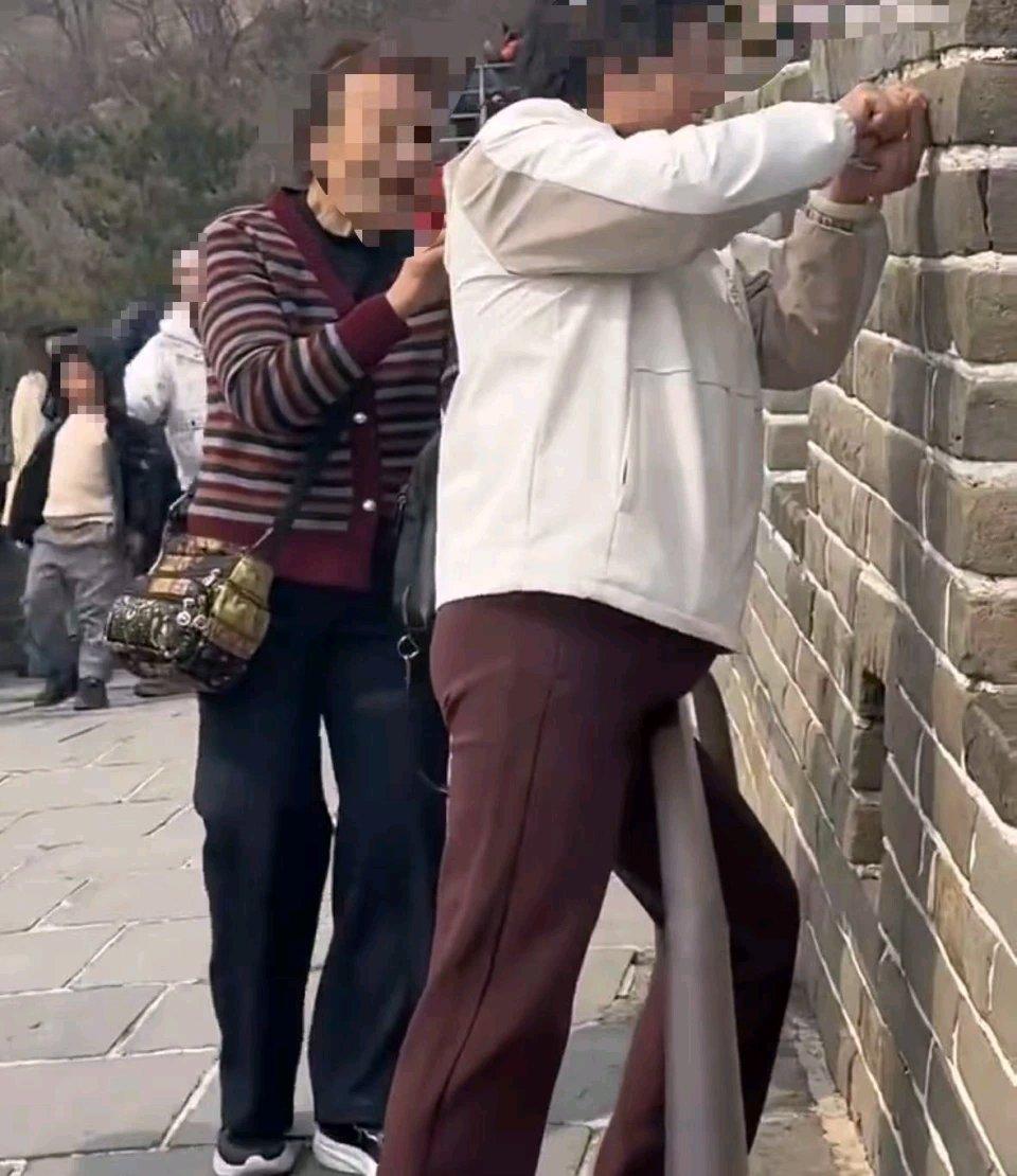 “张XX霞二姐妹留念”！看到长城砖上这行歪歪扭扭的字，估计许多网友的血压直接飙升