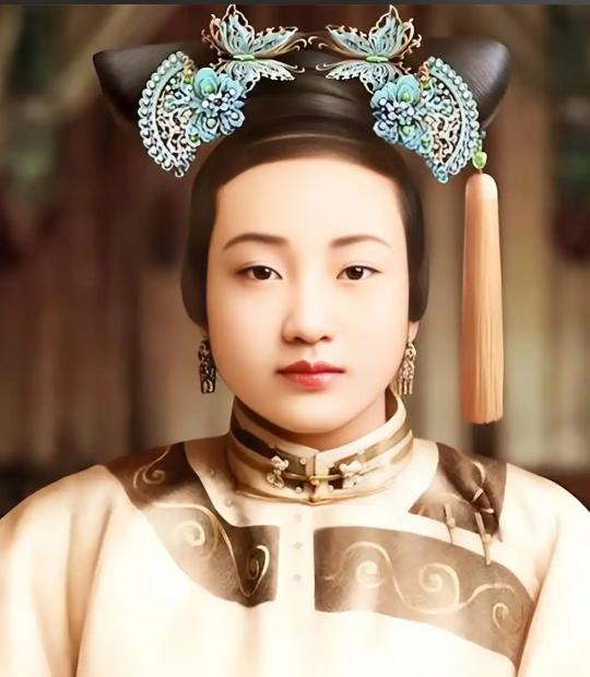 1894年，几个太监不顾珍妃的挣扎，将她放到刑凳上，其中两名太监上来就将珍妃的衣