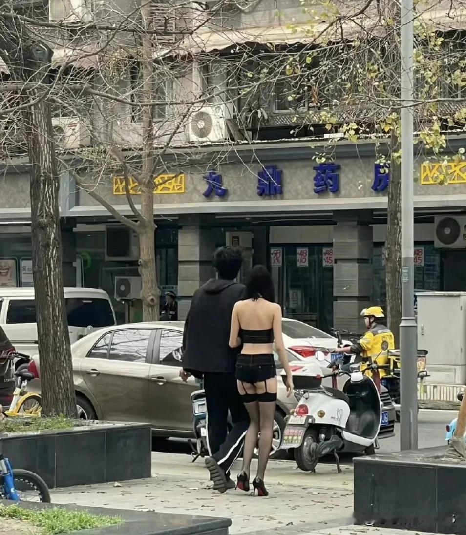 兄弟们啊，咱们在外头看到身材不错，穿得比较清凉的美女，千万别藏着掖着，直接大大方