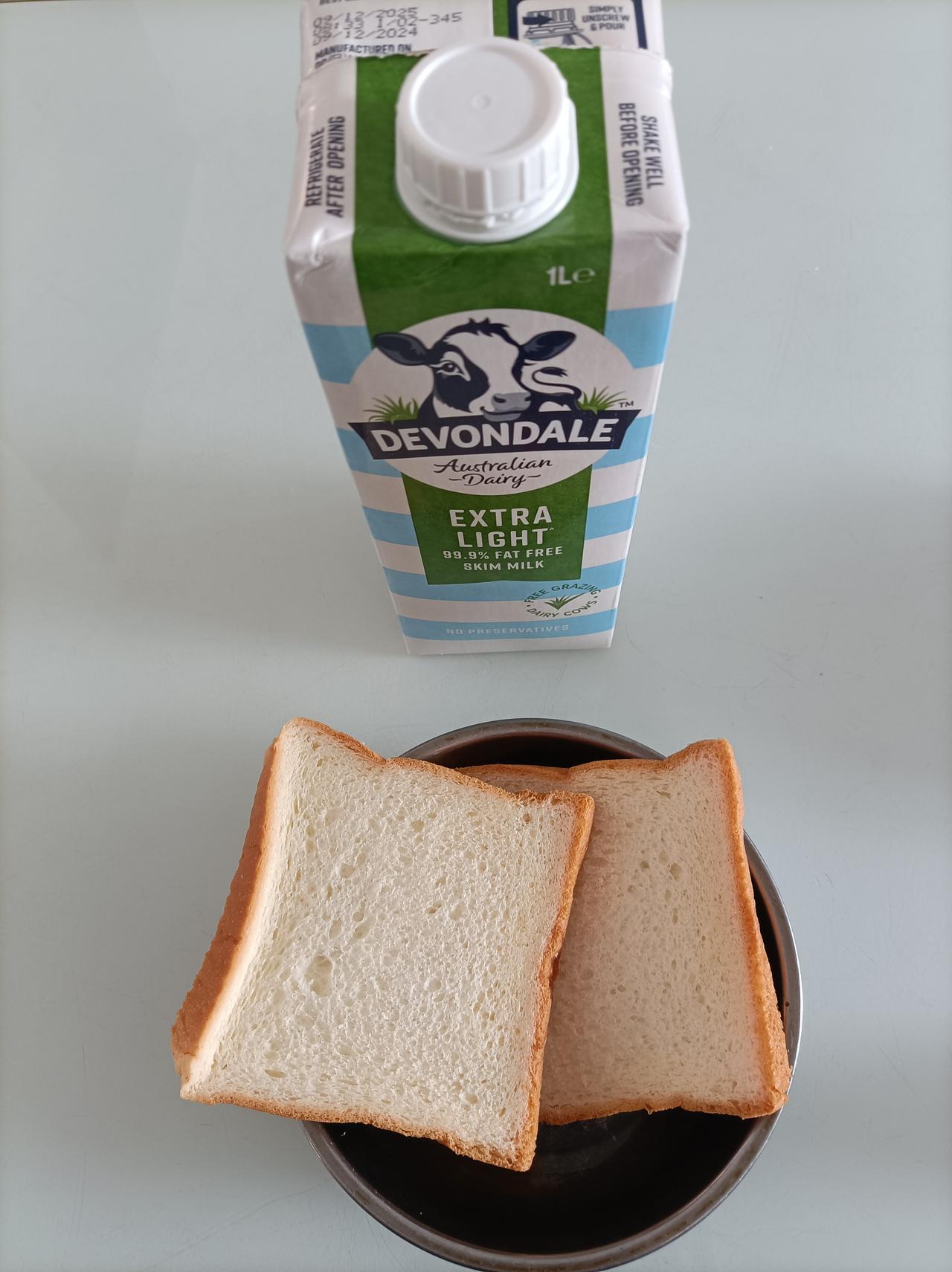 晒出我的今日美食今日早餐美食，面包加牛奶，营养又美味，还有玉米加鸡蛋，好吃又管饱