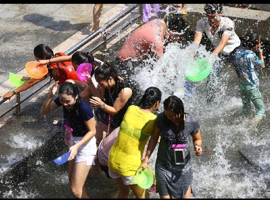 泼水节狂欢变味了？网红自曝被泼不明液体，脸部灼痛衣物酒味浓，这究竟是怎么回事？