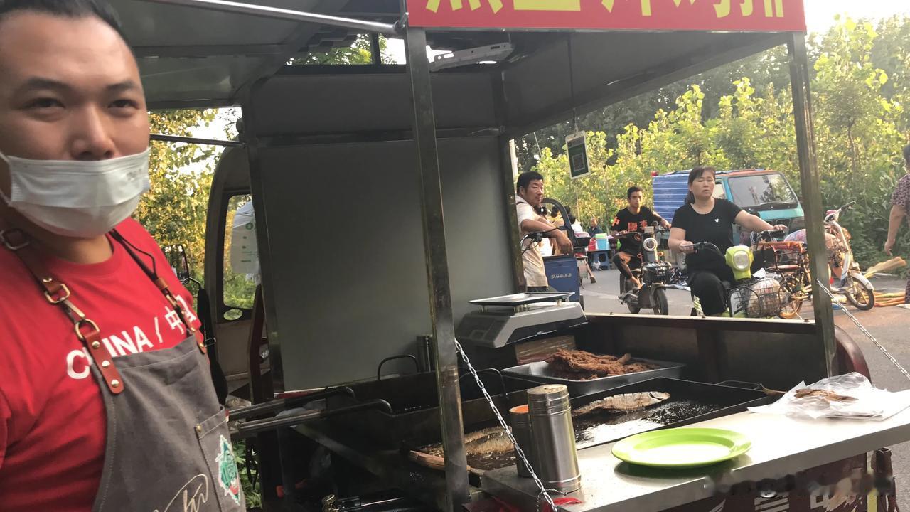 今天不出摊，陪老婆去超市采购东西、买几盆花，带她逛逛。回来了剪视频已经有好多天视