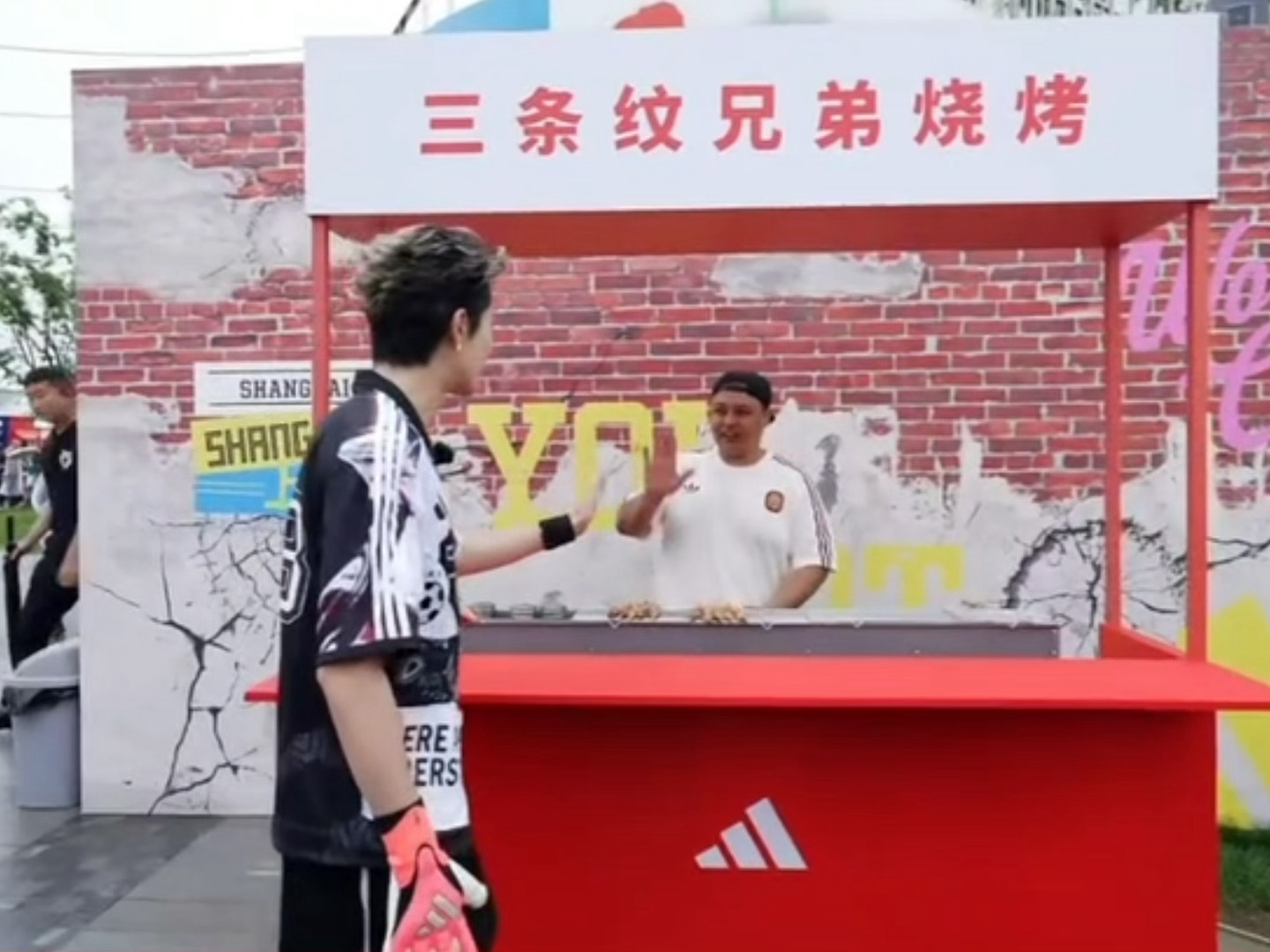 有礼貌的小宝，来了say hello，走了点头拜拜 