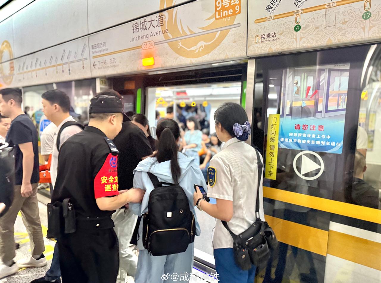 成都地铁暖心事近日，5号线锦城大道站有一名盲人乘客需要接应，车站工作人员接到通知