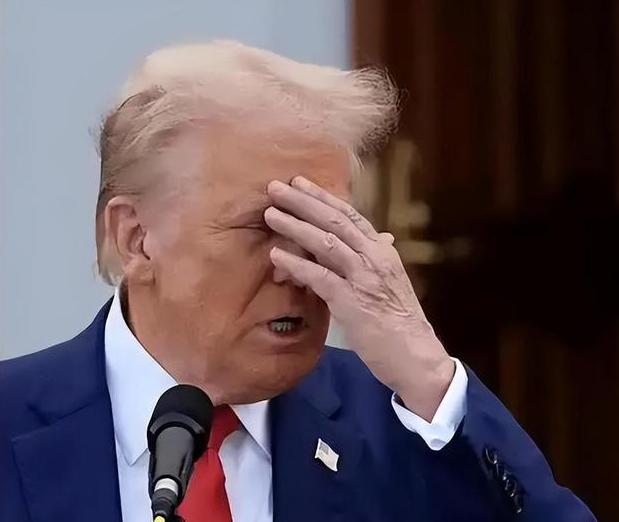 美国瞒不住了！
 
福特号航空母舰火灾损毁情况再一次被曝光，这艘航母内部的一些空