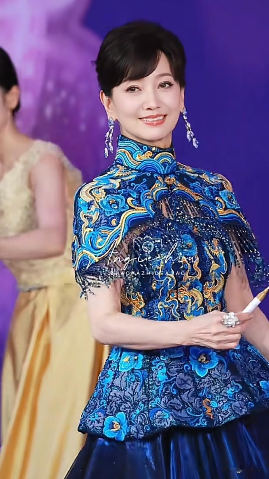 8月10日，72岁赵雅芝亮相百花奖，新中式旗袍尽显东方典雅

我的妈妈呀，太漂亮