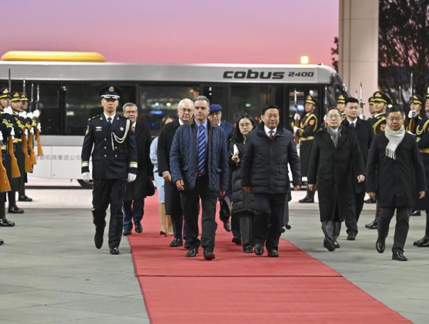 2月1日，乌拉圭总统奥尔西到达北京，有意思的是，他下飞机的时候是穿的是“休闲小袄