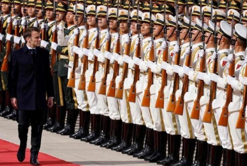 马克龙访华时检阅仪仗队这一幕在法国社交媒体上引起了热烈的讨论，不仅仅是中国仪仗队