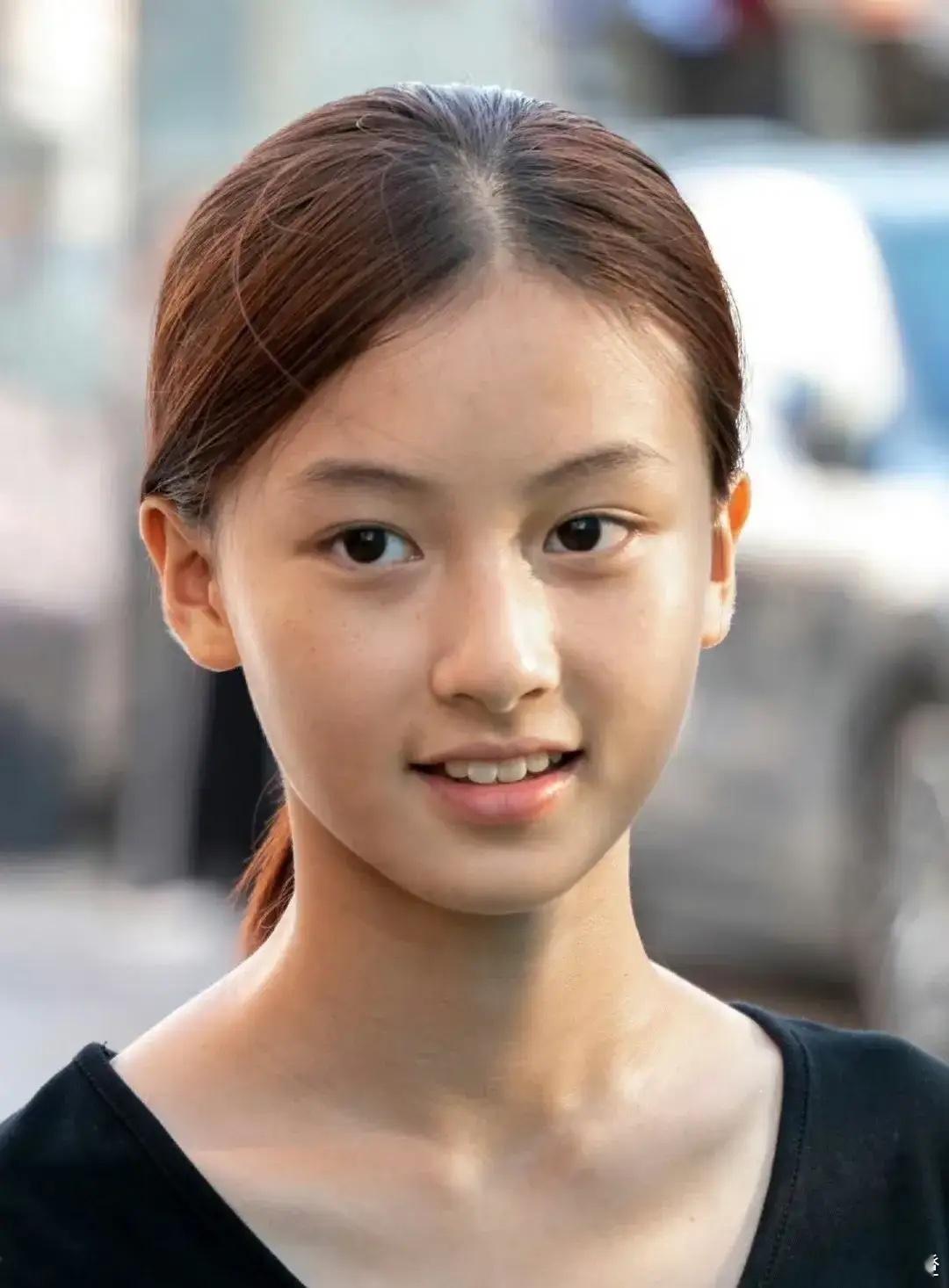 咱可得好好唠唠七七这颗突然闪耀的新星！她简直就是女版“丁真”本真啊，和丁真一样都