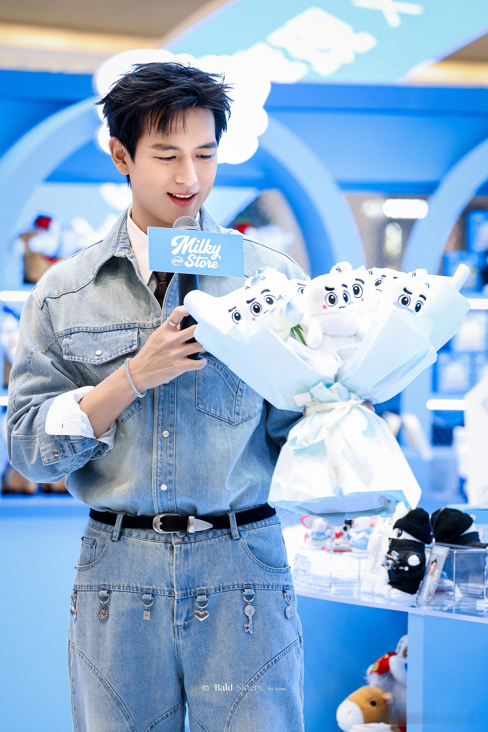 李现 伊利活动！哇塞，好清爽，又帅又萌哒一日店长