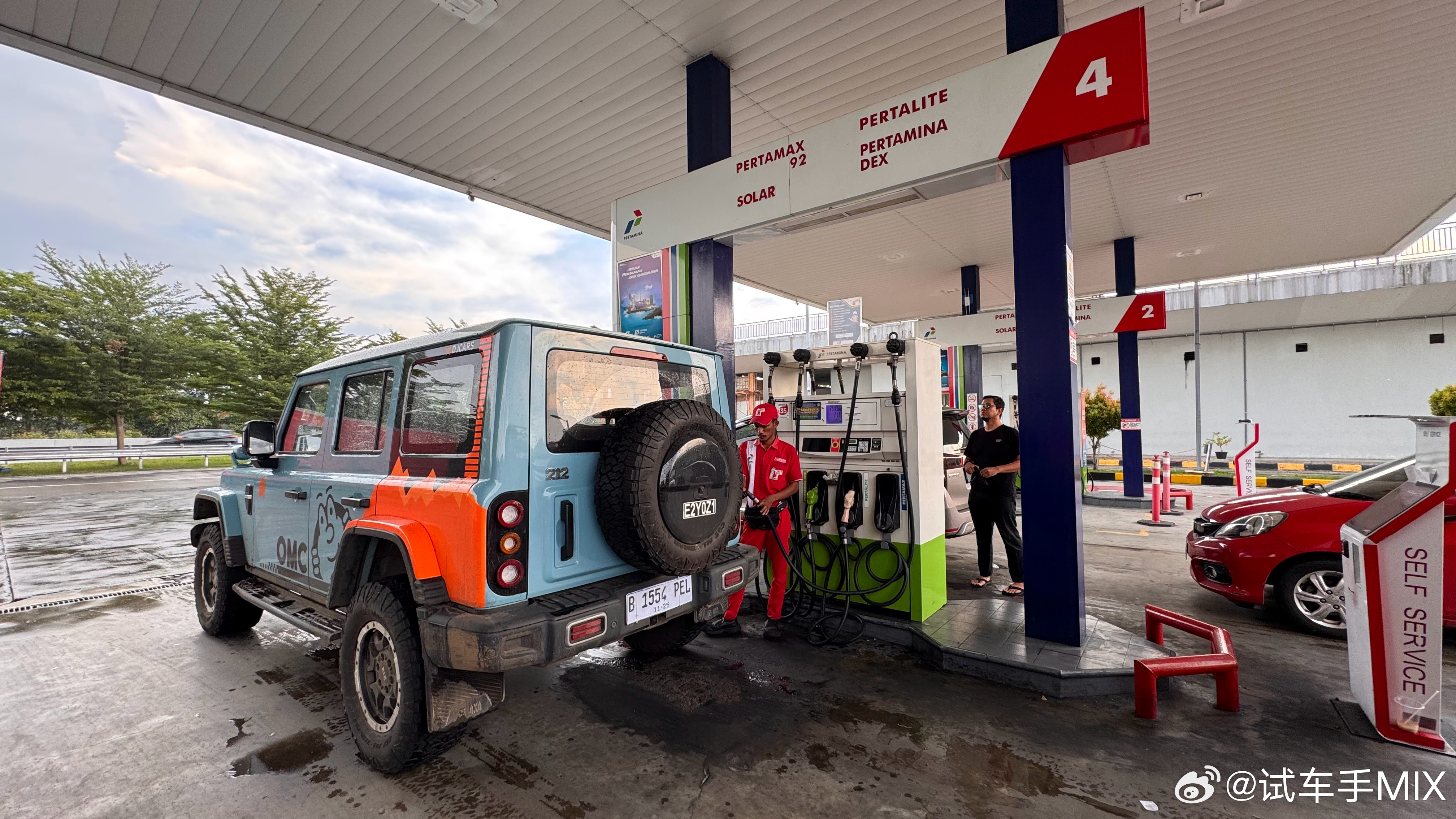 印尼油价还挺便宜的普通柴油约6块，生物柴油2.77元（补贴了）给摩托车加的90号