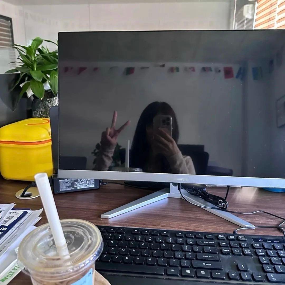 𝗜 𝗰𝗮𝗻.🌻 🍃“我嘛，拿几千的薪资，受几万的苦，叫千辛（薪）万苦