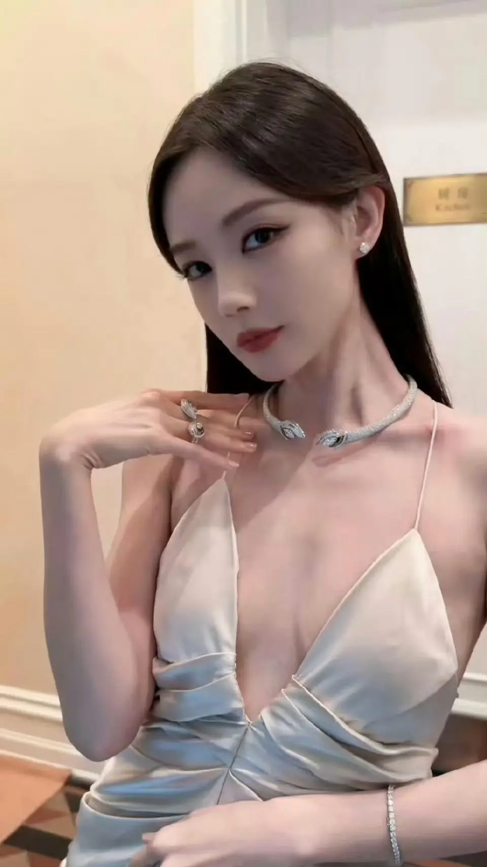 婚姻。 男人一辈子不结婚不丢人，单身到老熬个五保户，吃香的喝辣的，虽然...
