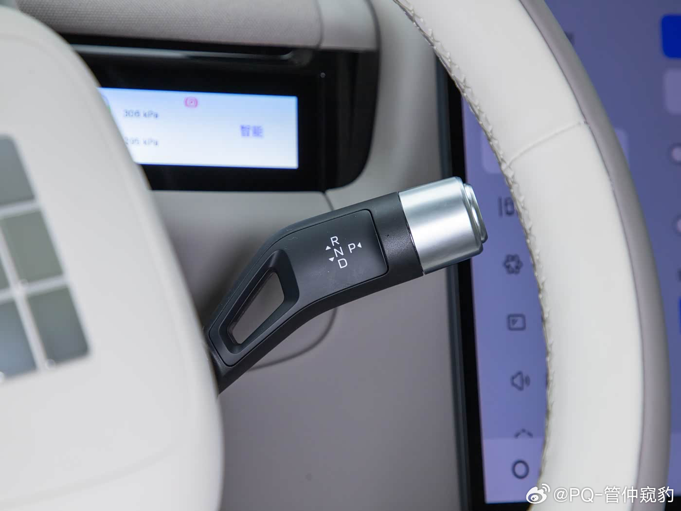 吉利银河m9 方向盘组合开关左右不一样左侧为了雨刮旋钮不滑，做了钻石切割纹理右侧