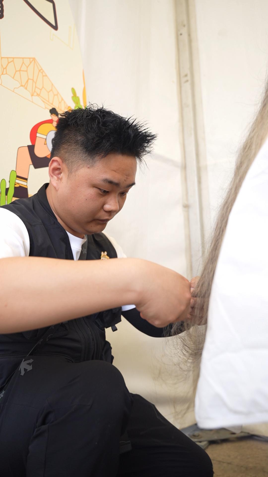 被北京大妈严选的宝藏手艺人回龙观免费理发摊收到最可爱的报酬😊社区里的小确幸！手