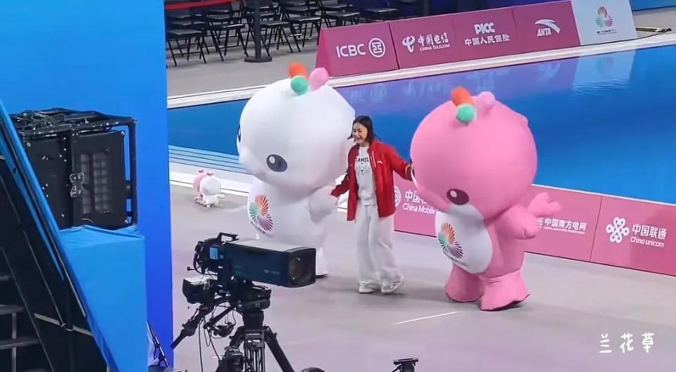 11月10日，婵宝和吉祥物互动拍照留念，场面温暖可爱。
18岁的婵宝正是青春年华