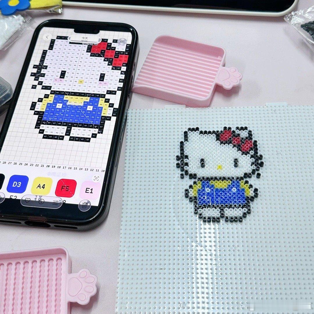 一代人有一代人的十字绣拼豆 其实期末周之前就买了79色试玩装一直没拆今天拼完感觉