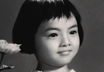 1975年，13岁少女被亲奶奶带进私人诊所，注射了一剂‘抑制生长针’。她不知道，