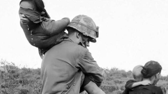 1959年，一名美国士兵，俘虏了一名美丽的越南女士兵，那名女士兵突然脱下了自己的