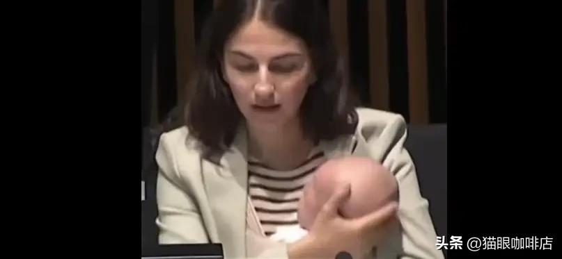 瑞典女部长抱着仨月大的孩子去开欧盟会议，孩子哭了，她一句话把全场逗乐了。这事传到
