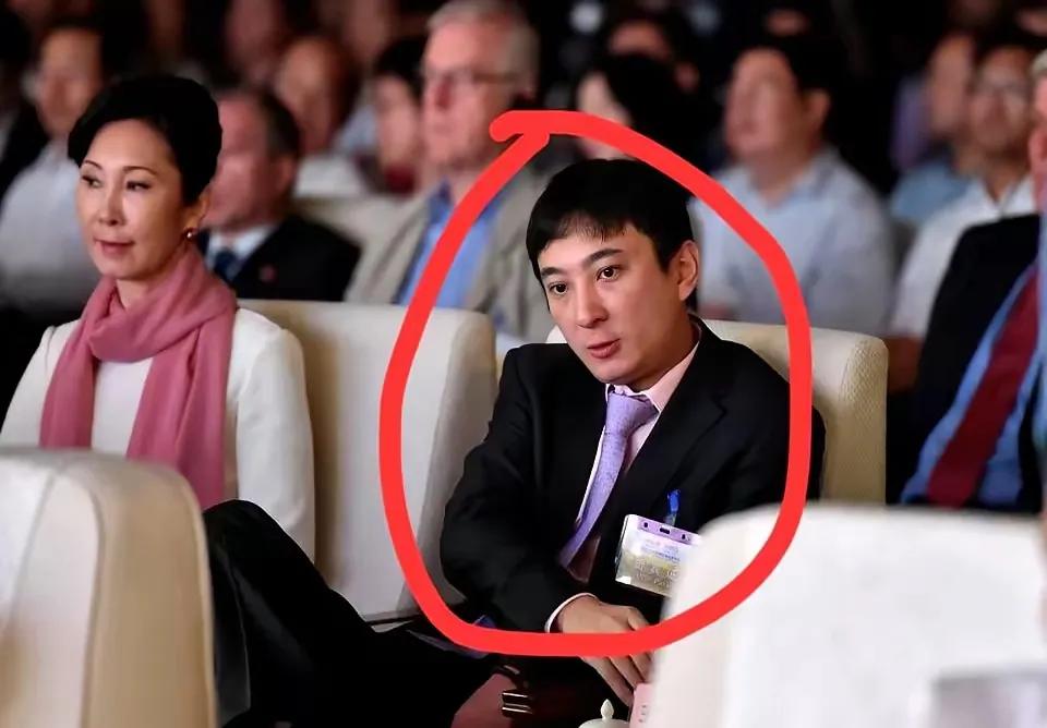 看把孩子吓的，王思聪见了王健林都没这么怕过。王思聪怕不怕妈妈，从他脸上的表情和身