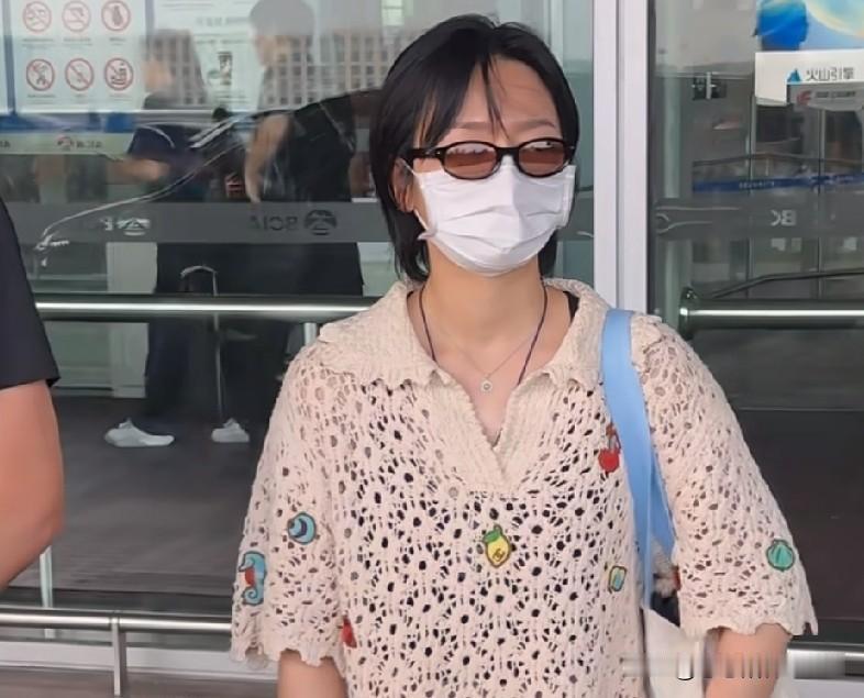 天老爷！以为周笔畅穿的是小区楼下遛弯大妈同款，结果一查价格，三万多？是我眼光不行