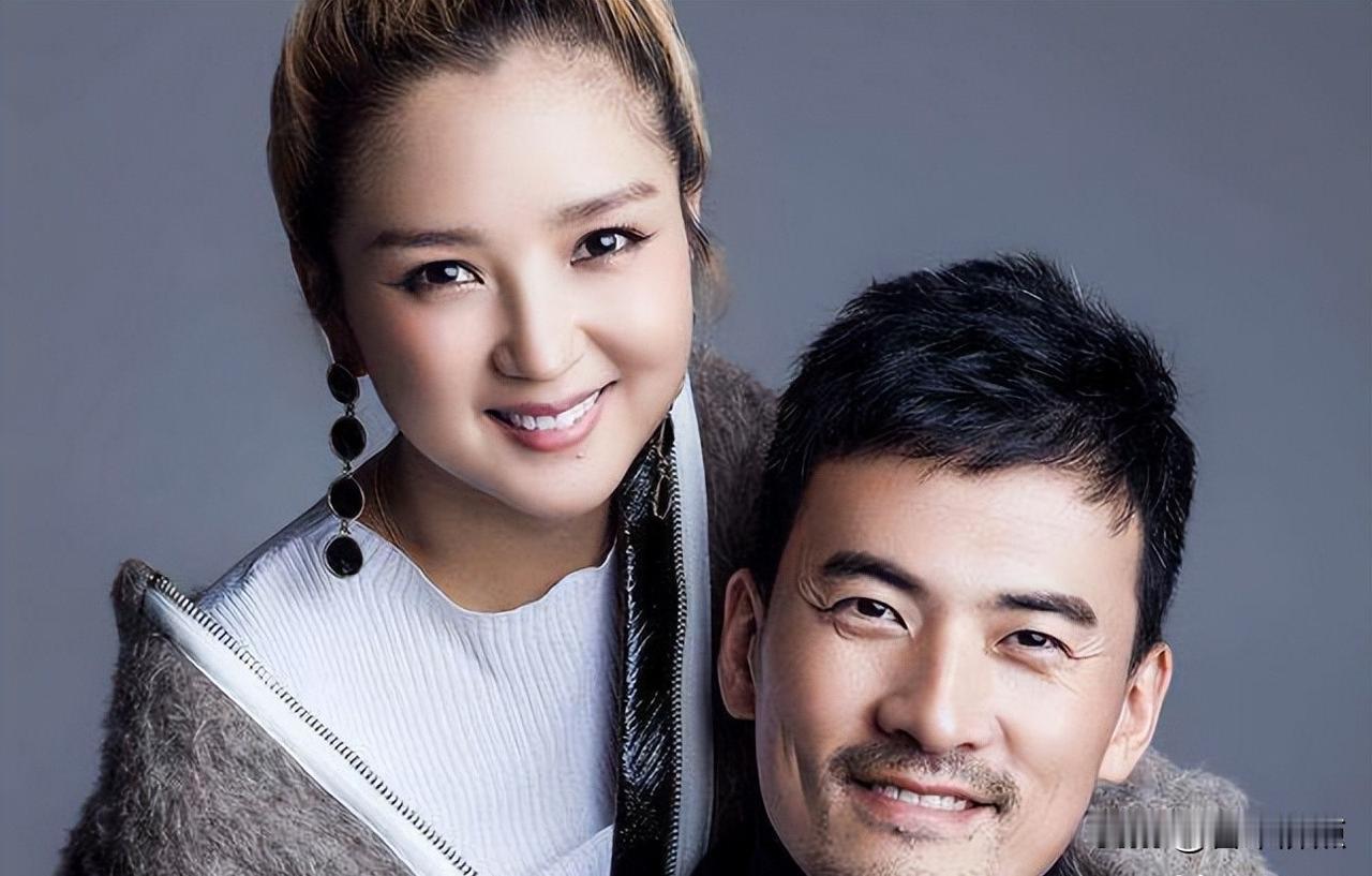 赫子铭直播说“前妻不是妻”，法院判的抚养费八年没交，何洁卖婚戒凑学费。
这事不是