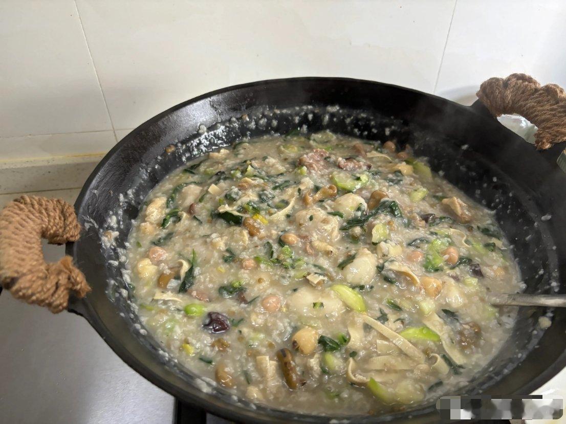 一大早，网友为家人熬的腊八粥。[并不简单][黑线] 