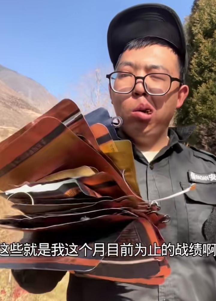 刚看到这哥们拍视频炫耀他这个月吃槟榔的战绩。他是干保安的，不说槟榔对健康的危害，