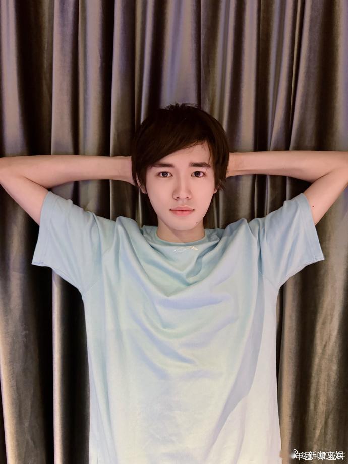 #宋亚轩衣服穿反是设计##宋亚轩神还原表情包# 宋亚轩对衣服穿反的回应新奇有趣，