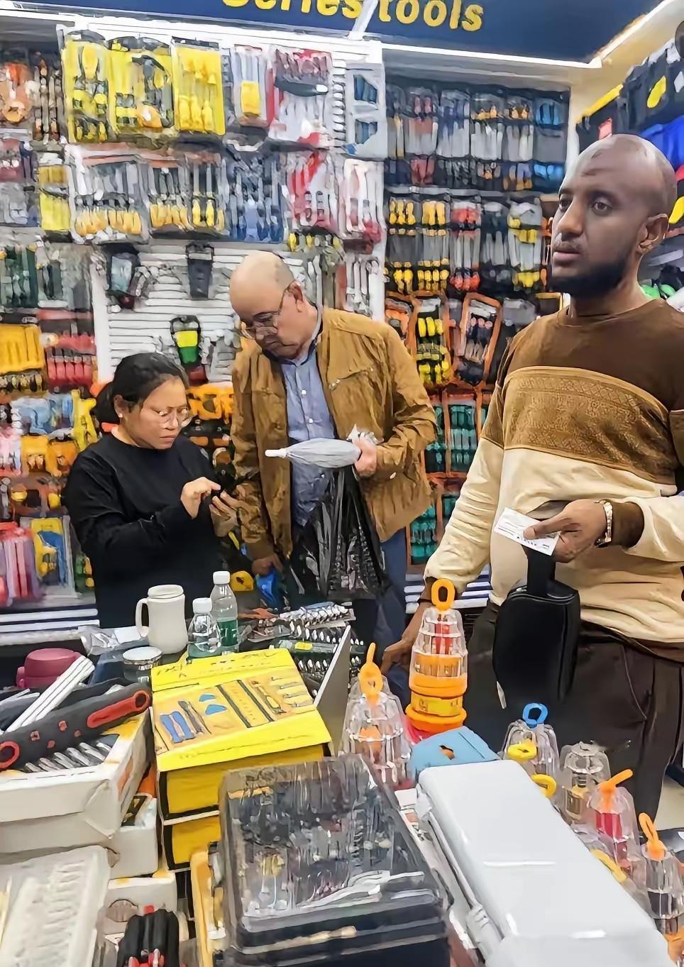 “种姓”特权在咱们这儿？不好使！义乌老板娘一句“排队去”，直接把印度高种姓游客怼